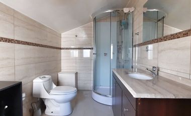 LINDA, AMPLIA, LUMINOSA Y SEGURA CASA EN BARRIOS RESIDENCIAL DE LAS CONDES