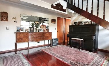 LINDA, AMPLIA, LUMINOSA Y SEGURA CASA EN BARRIOS RESIDENCIAL DE LAS CONDES