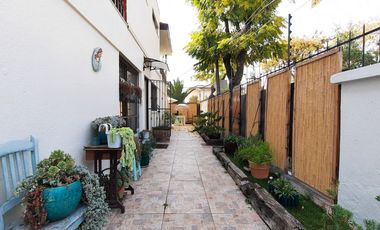 LINDA, AMPLIA, LUMINOSA Y SEGURA CASA EN BARRIOS RESIDENCIAL DE LAS CONDES