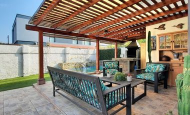 LINDA, AMPLIA, LUMINOSA Y SEGURA CASA EN BARRIOS RESIDENCIAL DE LAS CONDES