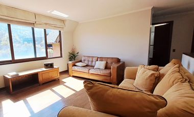 Estupenda casa en venta 5D5B+S orientación Norte en exclusivo condominio privado, San Carlos de Apoquindo, seguridad 24/7, cercana Colegios, Universid