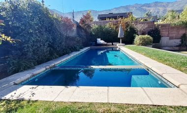 Estupenda casa en venta 5D5B+S orientación Norte en exclusivo condominio privado, San Carlos de Apoquindo, seguridad 24/7, cercana Colegios, Universid