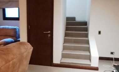 Estupenda casa en venta 5D5B+S orientación Norte en exclusivo condominio privado, San Carlos de Apoquindo, seguridad 24/7, cercana Colegios, Universid