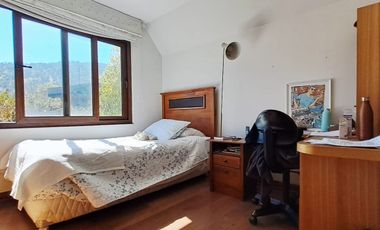 Estupenda casa en venta 5D5B+S orientación Norte en exclusivo condominio privado, San Carlos de Apoquindo, seguridad 24/7, cercana Colegios, Universid