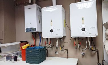 Estupenda casa en venta 5D5B+S orientación Norte en exclusivo condominio privado, San Carlos de Apoquindo, seguridad 24/7, cercana Colegios, Universid