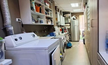 Estupenda casa en venta 5D5B+S orientación Norte en exclusivo condominio privado, San Carlos de Apoquindo, seguridad 24/7, cercana Colegios, Universid