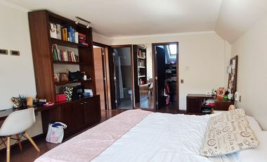 Estupenda casa en venta 5D5B+S orientación Norte en exclusivo condominio privado, San Carlos de Apoquindo, seguridad 24/7, cercana Colegios, Universid