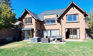 Estupenda casa en venta 5D5B+S orientación Norte en exclusivo condominio privado, San Carlos de Apoquindo, seguridad 24/7, cercana Colegios, Universid