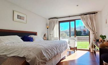 Estupenda casa en venta 5D5B+S orientación Norte en exclusivo condominio privado, San Carlos de Apoquindo, seguridad 24/7, cercana Colegios, Universid