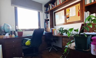 Estupenda casa en venta 5D5B+S orientación Norte en exclusivo condominio privado, San Carlos de Apoquindo, seguridad 24/7, cercana Colegios, Universid