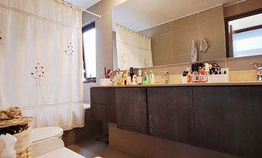 Estupenda casa en venta 5D5B+S orientación Norte en exclusivo condominio privado, San Carlos de Apoquindo, seguridad 24/7, cercana Colegios, Universid