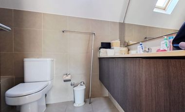 Estupenda casa en venta 5D5B+S orientación Norte en exclusivo condominio privado, San Carlos de Apoquindo, seguridad 24/7, cercana Colegios, Universid