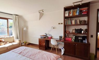 Estupenda casa en venta 5D5B+S orientación Norte en exclusivo condominio privado, San Carlos de Apoquindo, seguridad 24/7, cercana Colegios, Universid