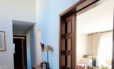 Estupenda casa en venta 5D5B+S orientación Norte en exclusivo condominio privado, San Carlos de Apoquindo, seguridad 24/7, cercana Colegios, Universid