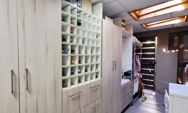 Estupenda casa en venta 5D5B+S orientación Norte en exclusivo condominio privado, San Carlos de Apoquindo, seguridad 24/7, cercana Colegios, Universid