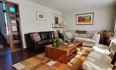 Estupenda casa en venta 5D5B+S orientación Norte en exclusivo condominio privado, San Carlos de Apoquindo, seguridad 24/7, cercana Colegios, Universid