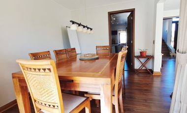 Estupenda casa en venta 5D5B+S orientación Norte en exclusivo condominio privado, San Carlos de Apoquindo, seguridad 24/7, cercana Colegios, Universid