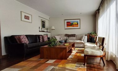 Estupenda casa en venta 5D5B+S orientación Norte en exclusivo condominio privado, San Carlos de Apoquindo, seguridad 24/7, cercana Colegios, Universid