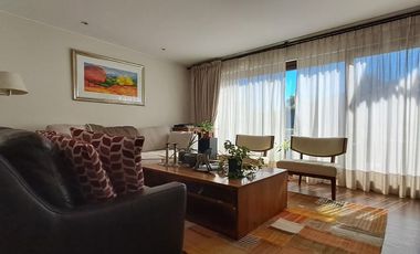 Estupenda casa en venta 5D5B+S orientación Norte en exclusivo condominio privado, San Carlos de Apoquindo, seguridad 24/7, cercana Colegios, Universid