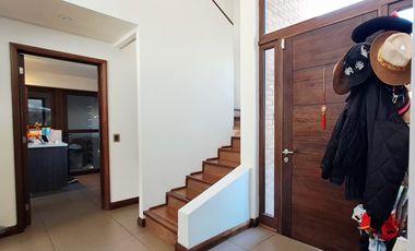 Estupenda casa en venta 5D5B+S orientación Norte en exclusivo condominio privado, San Carlos de Apoquindo, seguridad 24/7, cercana Colegios, Universid