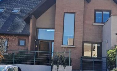 Estupenda casa en venta 5D5B+S orientación Norte en exclusivo condominio privado, San Carlos de Apoquindo, seguridad 24/7, cercana Colegios, Universid