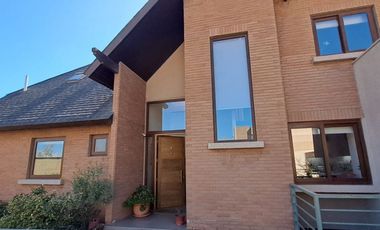 Estupenda casa en venta 5D5B+S orientación Norte en exclusivo condominio privado, San Carlos de Apoquindo, seguridad 24/7, cercana Colegios, Universid