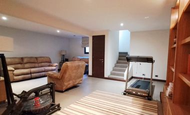 Estupenda casa en venta 5D5B+S orientación Norte en exclusivo condominio privado, San Carlos de Apoquindo, seguridad 24/7, cercana Colegios, Universid