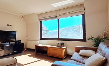 Estupenda casa en venta 5D5B+S orientación Norte en exclusivo condominio privado, San Carlos de Apoquindo, seguridad 24/7, cercana Colegios, Universid