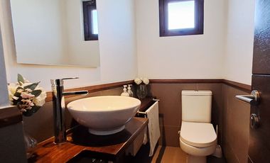 Estupenda casa en venta 5D5B+S orientación Norte en exclusivo condominio privado, San Carlos de Apoquindo, seguridad 24/7, cercana Colegios, Universid