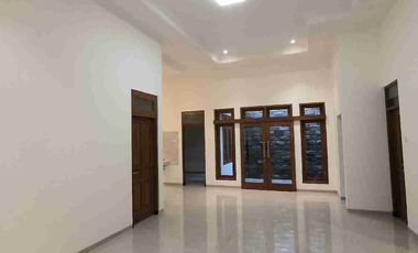 Rumah Mewah 1 Lantai di Sumber Banjarsari Solo – SHM, Garasi 2 Mobil, Lingkungan Aman & Nyaman