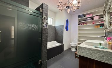 CASA EN FRACCIONAMIENTO VILLAS DEL LAGO CERCA DE PLAZA AVERANDA EN CUERNAVACA.