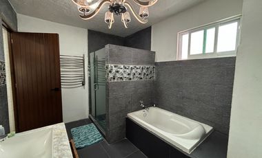 CASA EN FRACCIONAMIENTO VILLAS DEL LAGO CERCA DE PLAZA AVERANDA EN CUERNAVACA.