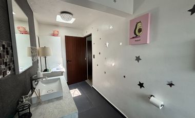 CASA EN FRACCIONAMIENTO VILLAS DEL LAGO CERCA DE PLAZA AVERANDA EN CUERNAVACA.