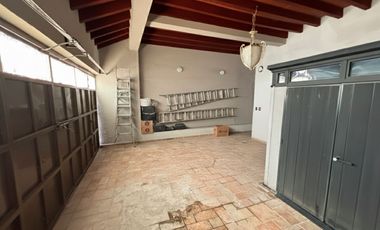 CASA EN FRACCIONAMIENTO VILLAS DEL LAGO CERCA DE PLAZA AVERANDA EN CUERNAVACA.