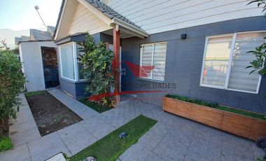 Hermosa Casa Dos Pisos Aislada con 4 Dormitorios, 2 Baños, Microbarrio Larapinta, Comuna de Lampa