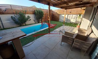 Hermosa Casa Dos Pisos Aislada con 4 Dormitorios, 2 Baños, Microbarrio Larapinta, Comuna de Lampa