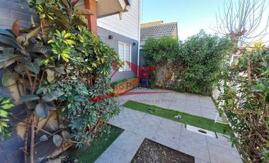 Hermosa Casa Dos Pisos Aislada con 4 Dormitorios, 2 Baños, Microbarrio Larapinta, Comuna de Lampa