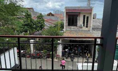 Dijual Rumah Baru Full Furnished ada Kolam Renang dan Rooftop di Slipi