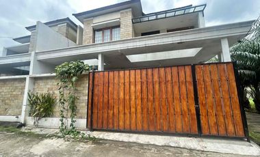 Di jual rumah dua lantai dekat gedung pertemuan grha person
Macan kumbang