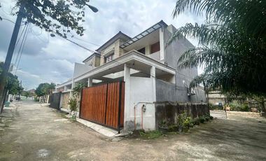 Di jual rumah dua lantai dekat gedung pertemuan grha person
Macan kumbang