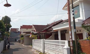 Ready-to-move-in house for rent in a family-friendly residential area near FE UII