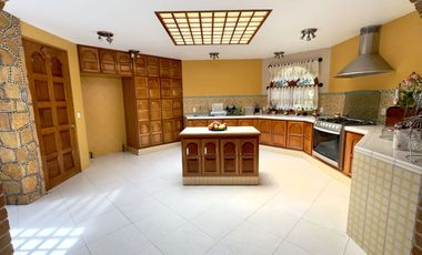 Casa en venta Pachuca, ideal para salón de fiestas, descanzo. Con canchas.