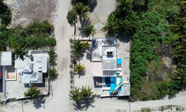 Casa en venta, en esquina, a una cuadra del mar en Telchac Puert