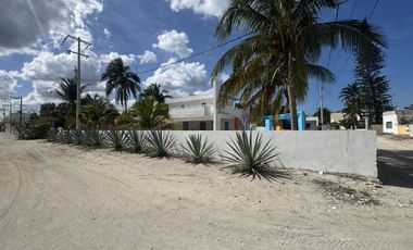 Casa en venta, en esquina, a una cuadra del mar en Telchac Puert