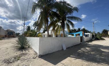 Casa en venta, en esquina, a una cuadra del mar en Telchac Puert