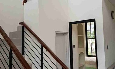 Dijual rumah 2 lantai lokasi strategis murah di Cibubur Cileungsi Bogor