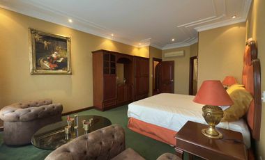 Mansion House For Sale NEar Clark !!