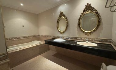 Mansion House For Sale NEar Clark !!