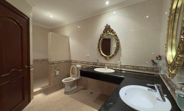 Mansion House For Sale NEar Clark !!