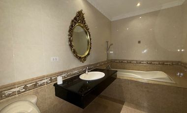 Mansion House For Sale NEar Clark !!